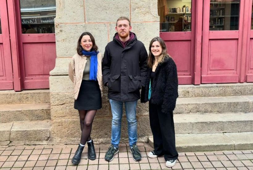 Sophie et Marguerite, autour de "Max". Un trio tout de culture vêtu. 