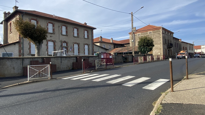 L'ancienne école de Costaros, en bord de N88