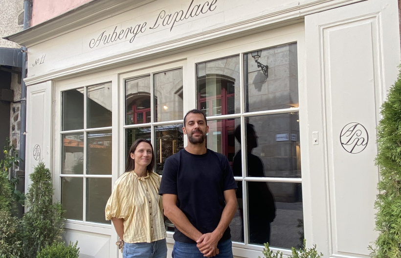Claire Chicha et Pablo, le directeur d'établissement