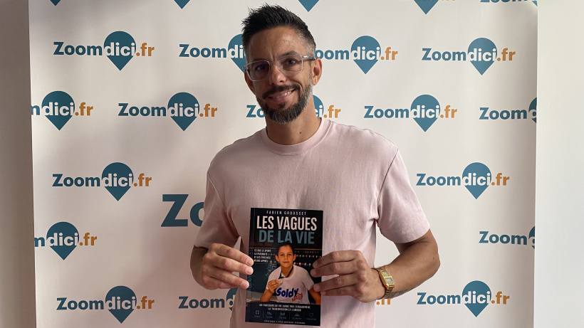 Fabien Grousset et un exemplaire de son premier livre