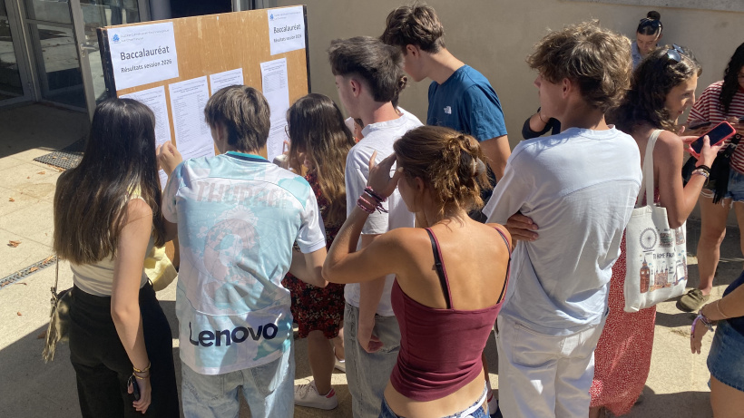 Plusieurs dizaines de lycéens se sont rendus sur place pour les résultats