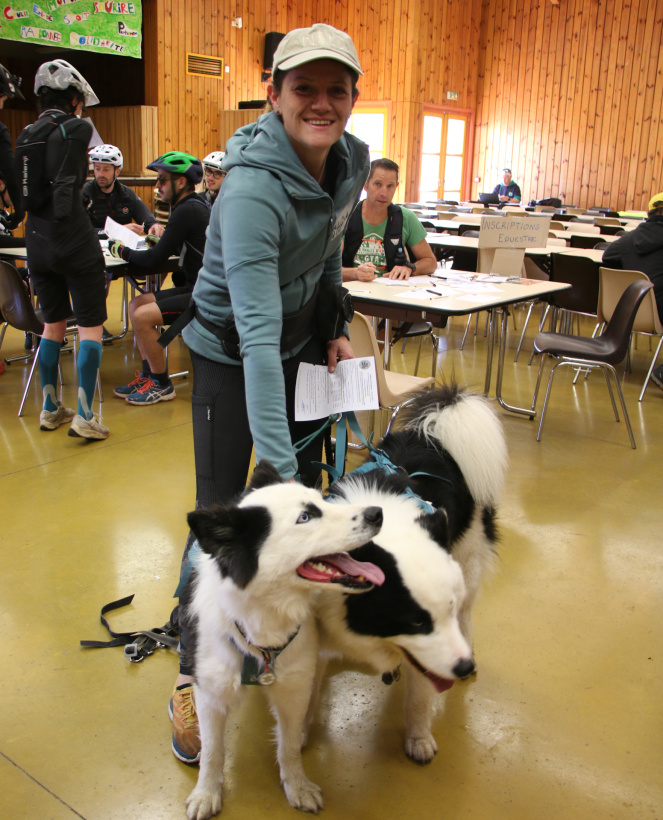 Séverine accompagné de ses chiens s'apprête à commencer la course