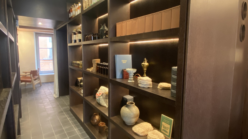 Un couloir qui est aussi une petite épicerie