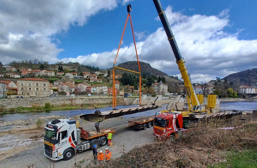 Deux clapets avaient été soulevés le mois dernier à l'aide d'une grue de 450 tonnes