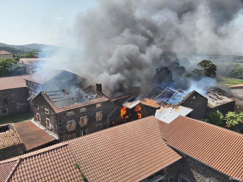 Les bâtiments sont en flamme et une épaisse fumée est visible de très loin