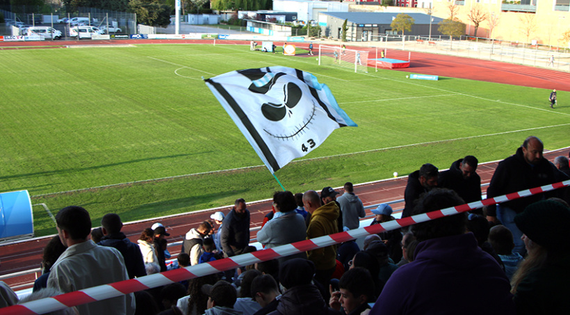 Drapeau, percussions et chants ont accompagné le match