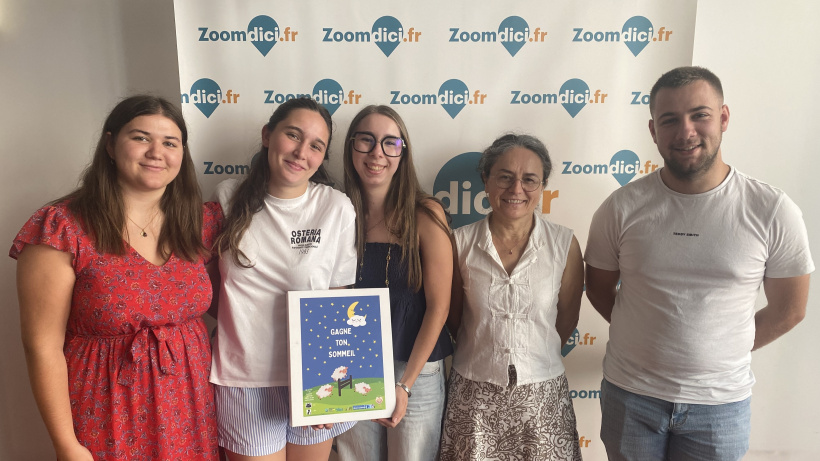 Anaïs, Élina, Manon, Alban et leur professeure Andrée Ramousse