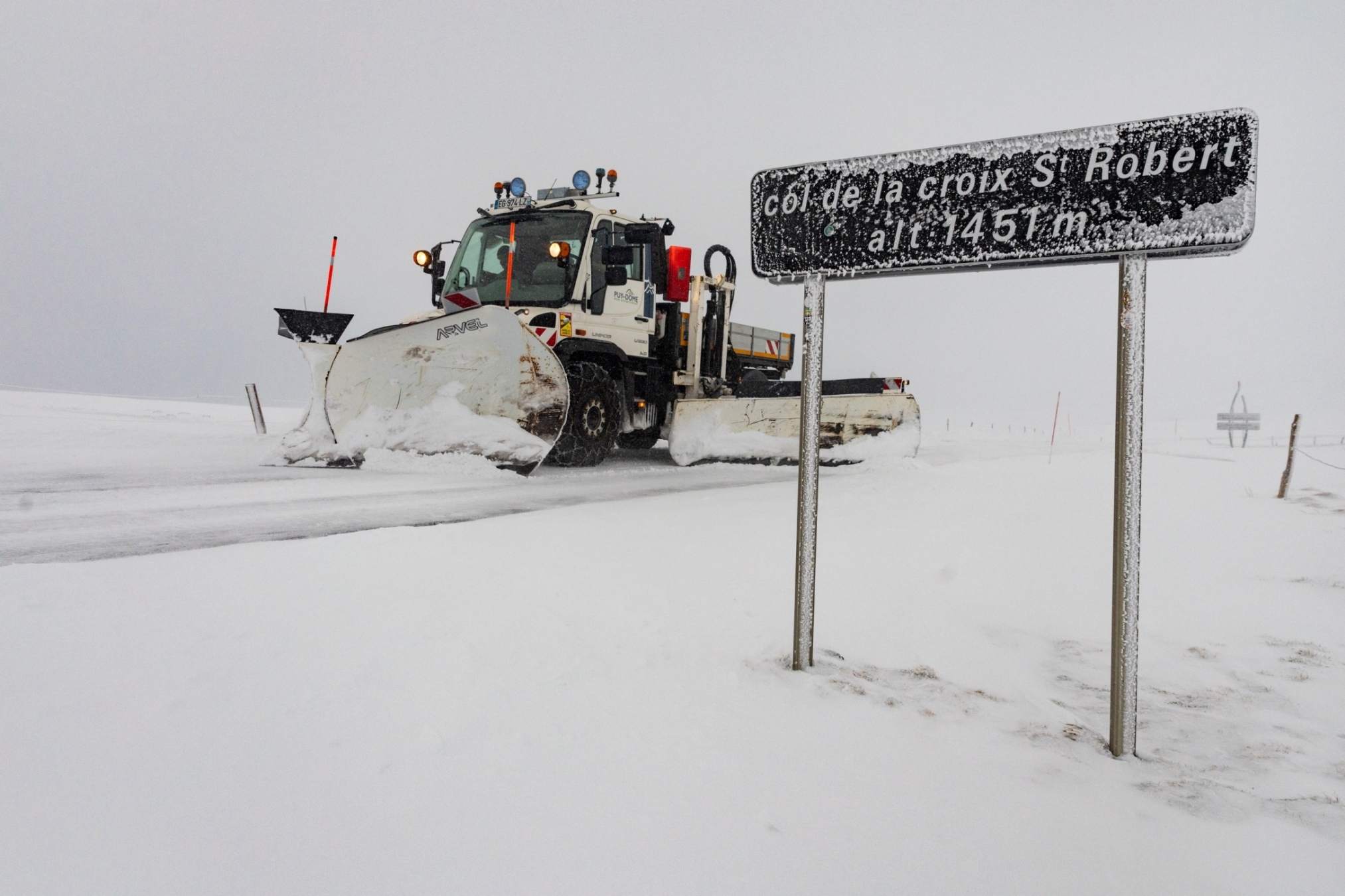 Les chasse-neige sur le pied de guerre sur les routes dans le Puy-de-Dôme